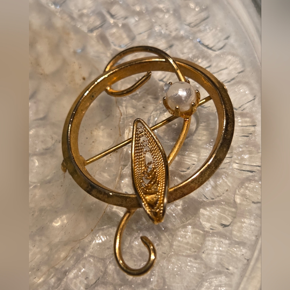 Filigree Leaf, Pearl Flower in Circle Brooch Vintage